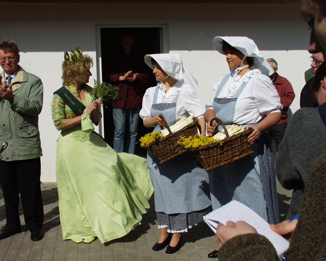 Begrüßung der Gäste auf dem Hofgelände