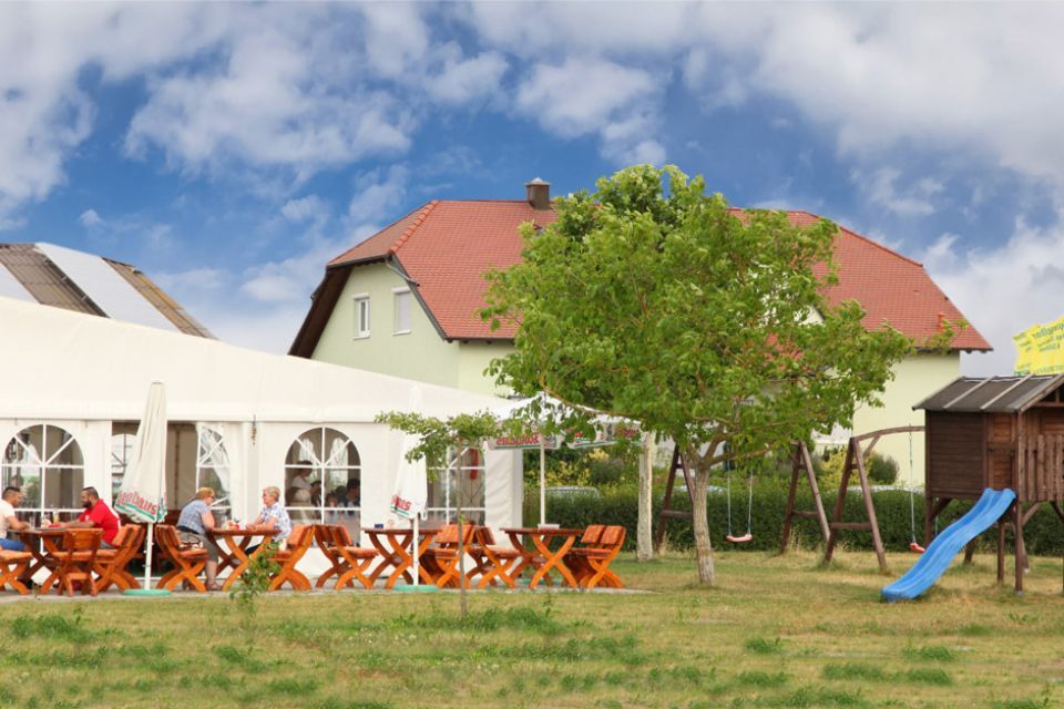 Außenterrasse des Hofrestaurants Simianer